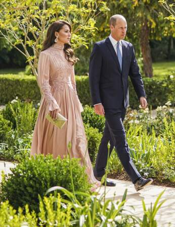 Kate Middleton arborant une sublime robe drapée Elie Saab, rose poudré.