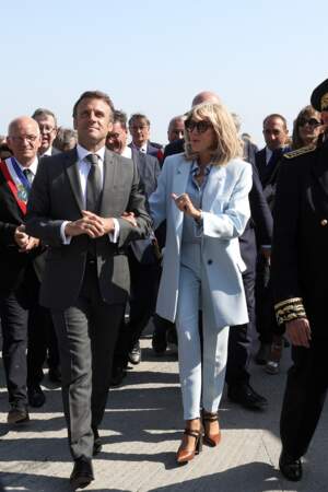 Brigitte Macron sort son costume bleu ciel au Mont-Saint-Michel pour célébrer le millénaire de l'église abbatiale, le 5 juin 2023