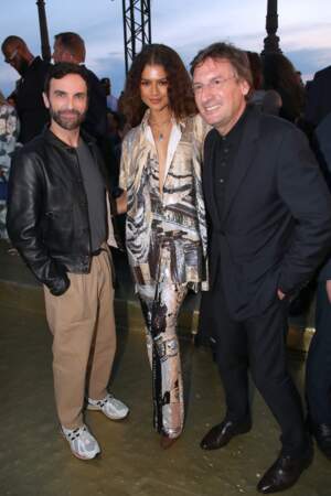 Nicolas Ghesquière, Zendaya et Pietro Beccari prennent la pose pour le défilé homme Louis Vuitton printemps/été 2024. 