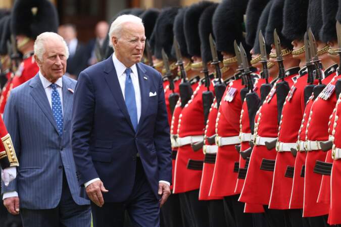 Le roi Charles III d'Angleterre a reçu le président américain Joe Biden lors d'une cérémonie de bienvenue au château de Windsor,  le 10 juillet 2023.