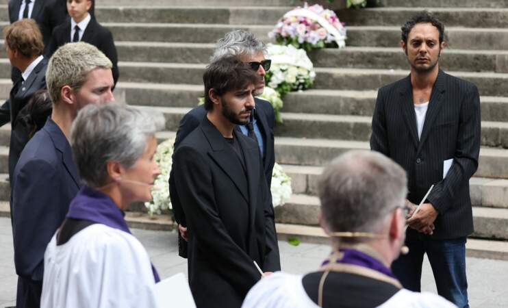 Ben Attal, Stéphane Manel et Roman de Kermadec (fils de Kate Barry) suivent à leur tour le cercueil, lors des obsèques de Jane Birkin, en l'église Saint-Roch, à Paris, le 24 juillet 2023.