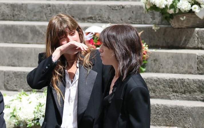 Lou Doillon très émue au côté de Charlotte Gainsbourg, lors des obsèques de Jane Birkin, en l'église Saint-Roch, à Paris, le 24 juillet 2023.