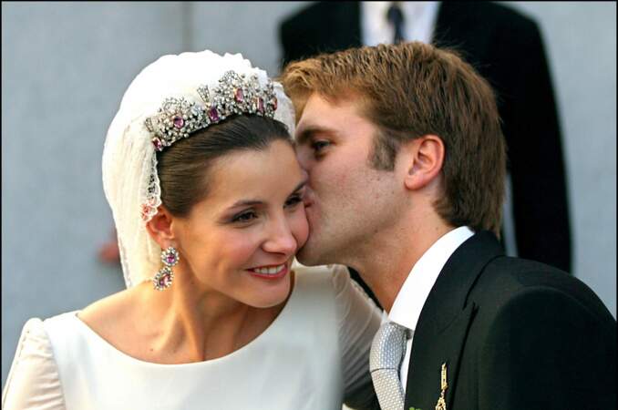 Moment tendre entre Clotilde Courau et Emmanuel-Philibert de Savoie lors de leur mariage à la Basilique Sainte-Marie-des-Anges-et-des-Martyrs, de Rome, le 25 septembre 2003