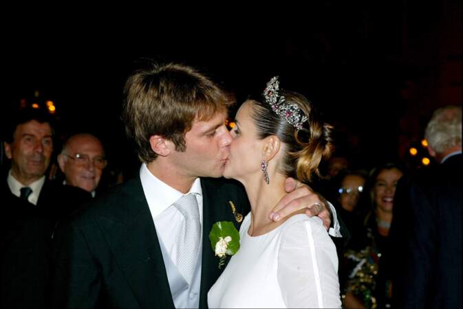 Doux baiser entre Clotilde Courau et Emmanuel-Philibert de Savoie lors de leur soirée de mariage, au palais Ruspoli, le 25 septembre 2003