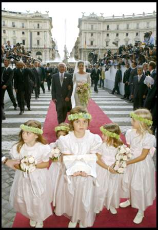 Clotilde Courau et son père devant la Basilique Sainte-Marie-des-Anges-et-des-Martyrs, de Rome, le 25 septembre 2003, pour son mariage avec Emmanuel-Philibert de Savoie