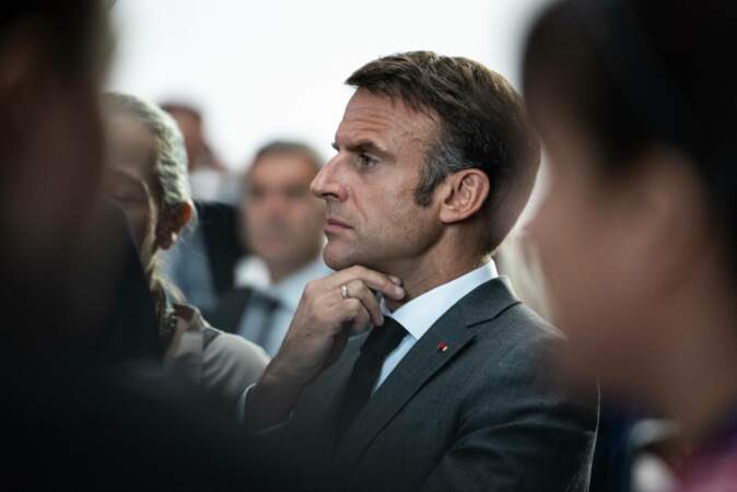 Emmanuel Macron arrive à la cérémonie d'hommage à Jean-Pierre Elkabbach au siège de France Télévisions, à Paris, le 9 octobre 2023