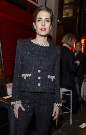 Charlotte Casiraghi assiste au défilé de mode "Métiers d'art Chanel" à Manchester le 7 décembre 2023 vêtue d'un ensemble en tweed Chanel noir brodé de sequins.