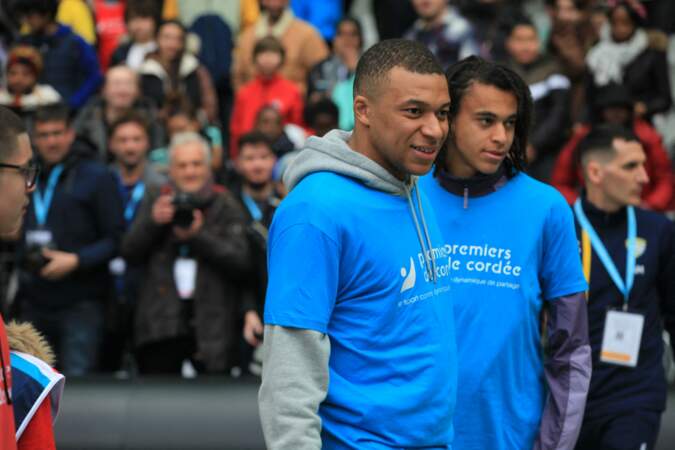 Kylian Mbappé et son frère Ethan lors de la journée évasion de l'association Premiers de cordée au Stade de France le 12 avril 2023