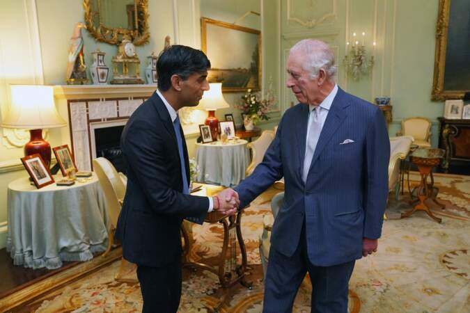 Quelques semaines plus tard, le roi Charles III d'Angleterre rencontrait  le Premier ministre britannique Rishi Sunak au palais de Buckingham