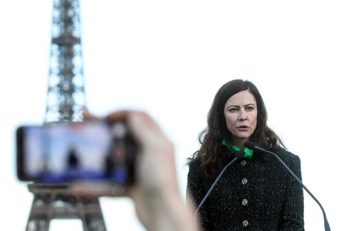 Anna Mouglalis célèbre le vote par le Congrès de l’inscription de l’interruption volontaire de grossesse (IVG) dans la Constitution sur le parvis du Trocadéro à Paris