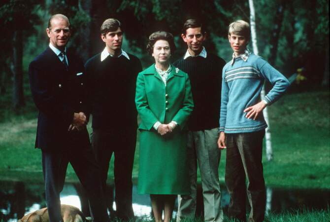 Elizabeth II, prince Philip, Charles III, prince Andrew et prince Edward en 1975