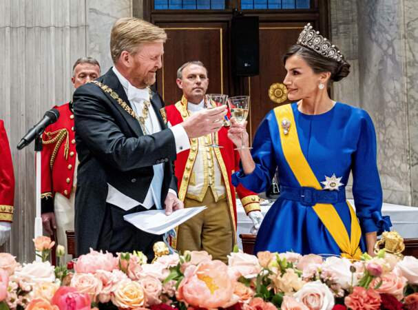 La reine Letizia d'Espagne et le roi Willem-Alexander trinquent lors du dîner d'état au palais royal d'Amsterdam 
