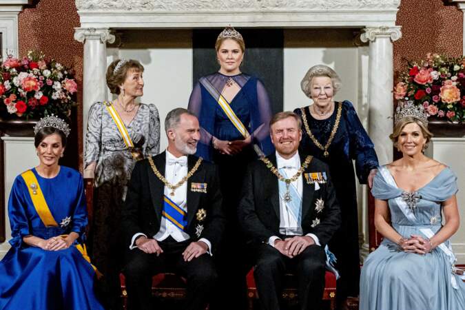 La reine Letizia d'Espagne, le roi Felipe VI, la reine Maxima, le roi Willem Alexander des Pays-Bas, la princesse Amalia des Pays-Bas, la  princesse Beatrix et la princess Margriet lors du dîner d'état au palais royal d'Amsterdam 