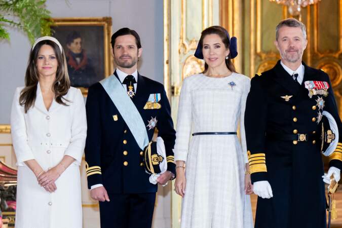 Le couple royal a également posé aux côtés de la princesse Sofia (Hellqvist) de Suède et du prince Carl Philip de Suède.