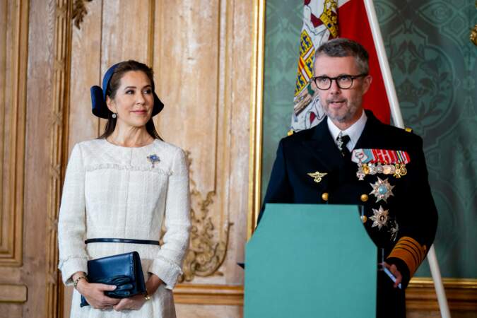 La reine Mary de Danemark, attentive lors de la prise de parole de son époux. 