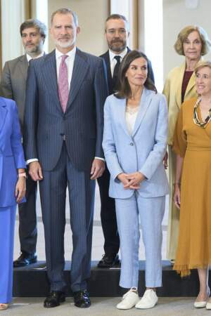 La reine Letizia en look bleu aux côtés de Le roi Felipe VI pour présider la première réunion du conseil d'administration royal de la Royal Collections Gallery au Palais Royal de Madrid, le 11 juin 2024