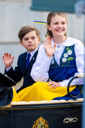 La princesse Estelle était rayonnante en costume traditionnel suédois. Son frère, âgé de 8 ans, était plus timide. 