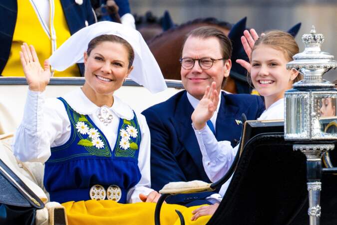 Vêtues de leurs costumes traditionnels, les princesses Victoria et Estelle étaient sublimes à l'occasion de la fête nationale suédois. 6 juin 2024. 